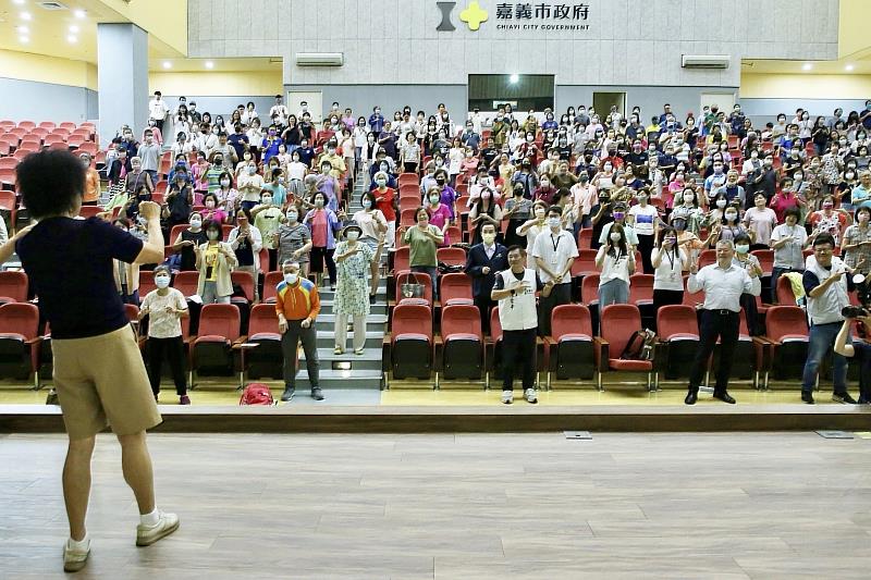 譚敦慈護理師教導簡單手指操