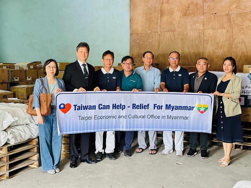 為搭配慈濟基金會捐建簡易組合屋，緬甸臺商彩虹橋公司於5月27日宣布將捐贈相關組合屋所需之照明設備及配線；我駐緬甸台北經濟文化辦事處亦捐贈一批太陽能照明燈供配發使用。左二為駐緬甸台北經濟文化辦事處周中興代表、左三為慈濟基金會緬甸副負責人溫斯朗、左四為彩虹橋公司執行董事曾春雲、右二為現任緬甸台商總會長楊友全、右三為馬來西亞慈濟志工張濟玄。