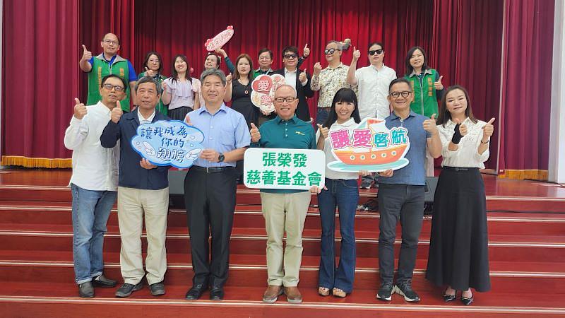 圖說一、張榮發慈善基金會攜手社團法人中華民國身心障礙者藝文推廣協會於桃園女子監獄舉辦「讓我成為你的翅膀 讓愛啟航」心靈音樂會