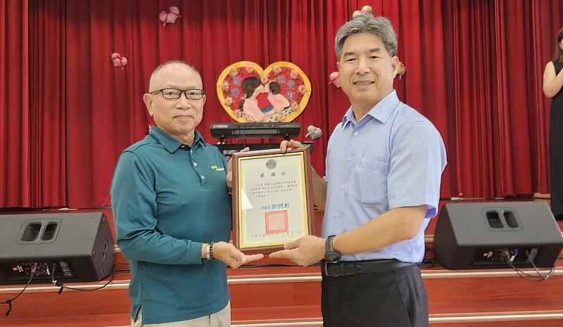 圖說二、桃園女子監獄典獄長劉明彰(右)頒贈感謝狀，由張榮發慈善基金會董事長吳景明代表接受
