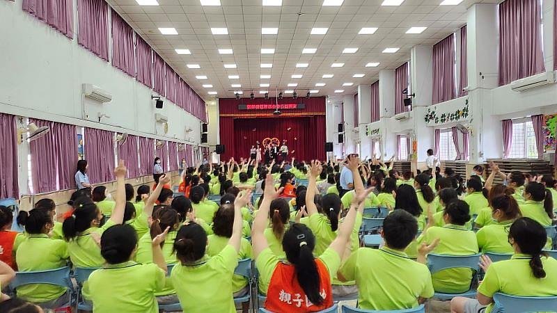 圖說五、音樂會深獲收容人喜愛,獲得了全場熱烈的掌聲,透過身心障礙表演者們的生命故事和動人歌聲,引領收容人走出陰霾,勇敢擁抱嶄新人生