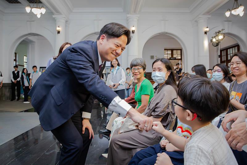 代理市長邱臣遠與小朋友擊掌。