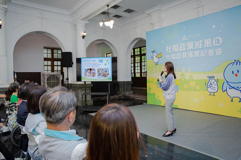 社會處長黃佳婷進行社福政策成果簡報。