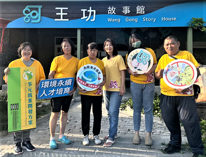 王功蚵藝文化協會利用海砂、貝殼、浮木創作各種唯妙唯肖的海濱生物，打造寓教於樂的王功故事館