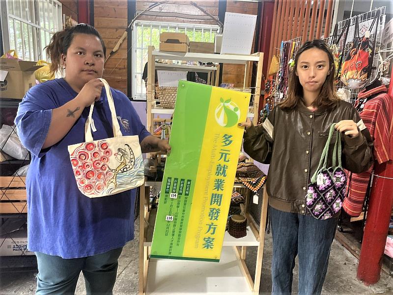 原民見學勞動合作社遊程伴手禮之一-原住民手工編織提袋.