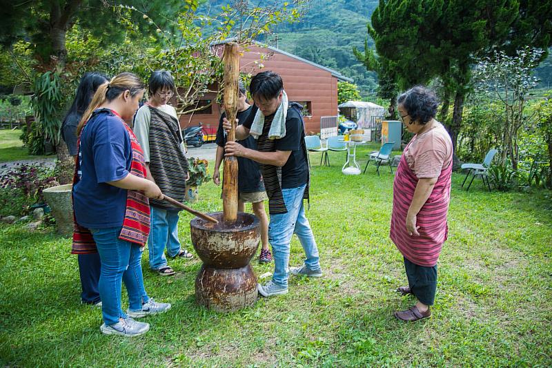 原民見學勞動合作社遊程中的原住民擣麻糬體驗