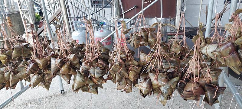 救國團關廟區義工包粽送暖，1850顆肉粽飄香關懷弱勢