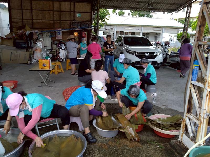 救國團關廟區義工包粽送暖，1850顆肉粽飄香關懷弱勢