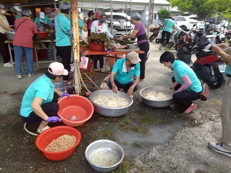 救國團關廟區義工包粽送暖，1850顆肉粽飄香關懷弱勢