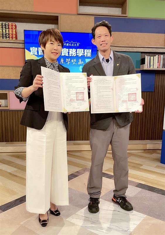 中國文化大學新聞與傳播學院與三立電視公司簽署合作協議,圖為新聞與傳播學院院長郭文平(右)與三立新聞部副總經理白舒樺(左)代表雙方簽署合約。