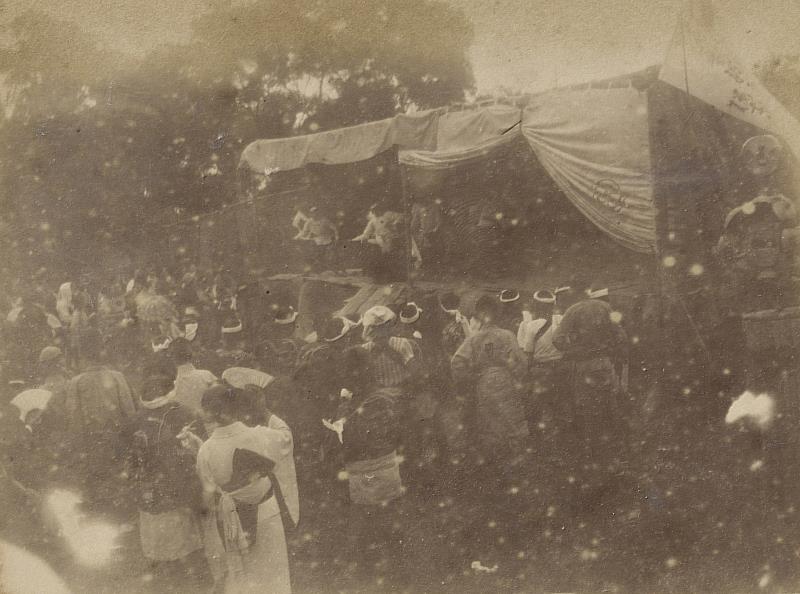 官民大懇親會__本照片為1898（明治31）年4月30日下午1點於臺北圓山公園所舉辦的官民大懇親會大型活動照片。舉辦此懇親會主要是為了歡迎新任臺灣總督兒玉源太郎（1852-1906）及民政局長後藤新平（1857-1929），並歡送臺北縣知事橋口文藏（1853-1903）。當日有歌、舞、太鼓、三味線、淨琉理（璃）等表演，並設置有飲食店、救急場等設施。