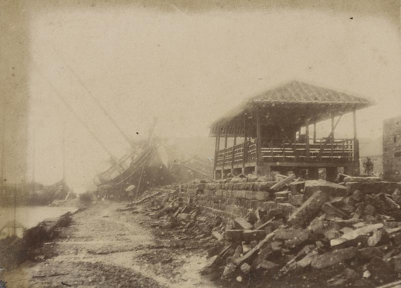 戊戌大水災之大稻埕淡水河岸__1898年8月6日，颱風所帶來的豪雨，造成淡水河高漲，當晚暴漲的河水已溢出堤岸，豪雨仍不絕，一直下到7日清晨，造成臺北盆地大淹水，大稻埕受災嚴重。史稱「戊戌大水災」。照片下方標示〈大稻埕淡水河岸〉，影像中可見被大水沖垮
