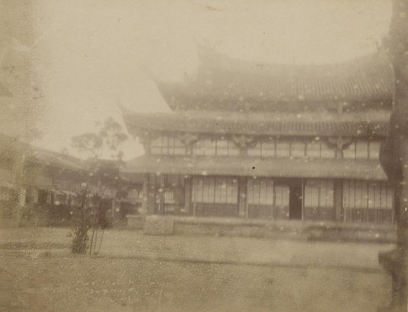 臺北文廟__臺北文廟即清治時期的臺北府文廟（臺北府儒學），與臺北城約同時建造。乙未割臺動蕩之時，較有規模的建物或廟宇常被佔作它用。臺北文廟（孔廟）也在1896（明治29）年4月至1900（明治33）年3月之間被日本人改作衛戍病院使用。之後，文廟建築被拆除，同址於1907（明治40）年改為國語學校（日語學校），之後逐漸成為當代的臺北市立第一女子高級中學。