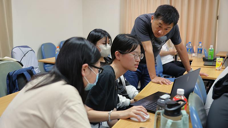南華大學開設「人工智慧與影視製作應用」跨領域課程,各組同學與教授討論影視作品之AI創作與發想。