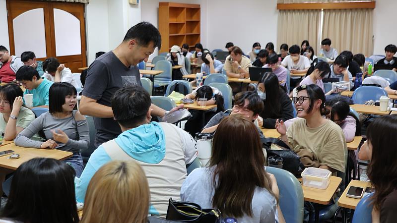 南華大學開設「人工智慧與影視製作應用」跨領域課程，劉適雄教授與各組學生探討AI作品與改善方向。
