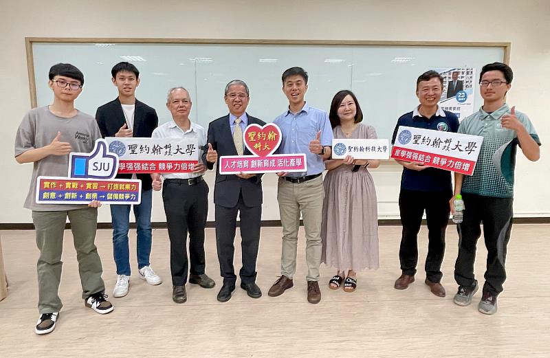 「樺漢科技菁英入學專班」首屆學生楊又霖（左一）、劉毅安（左二）及呂宗恩（右一）返回母校與學弟妹分享菁英班學習經歷與收穫。