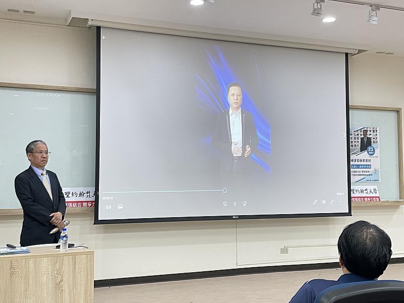雖無法親臨現場，樺漢科技朱復銓董事長以影片形式現身，他鼓勵大安高工學子：「放飛夢想，大膽揮灑，讓自己成為與時俱進的世界級人才。」