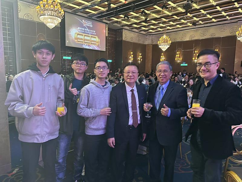 劉毅安(左一)認為朱復銓董事長(右三)以學長身分親自領航,讓學生不只是「看見」未來,更有機會被手把手「帶著」向前走。