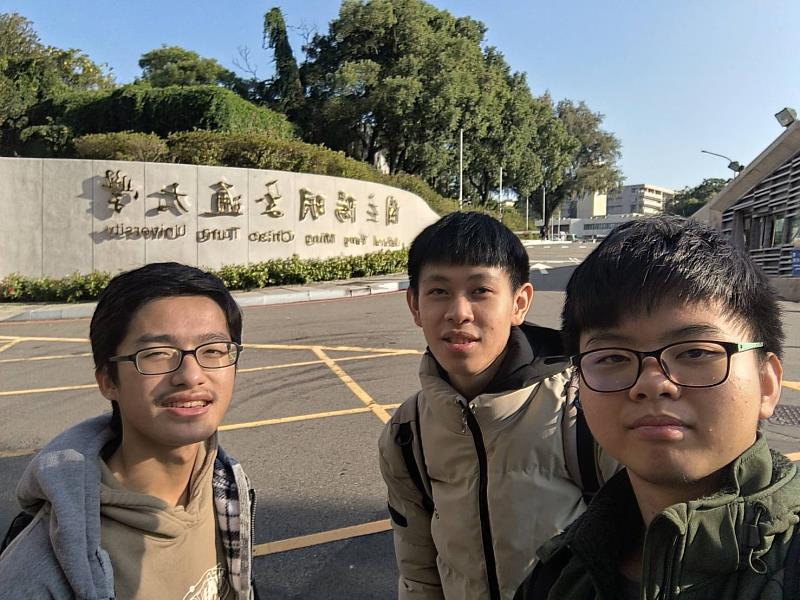 菁英班學生呂宗恩（右）、劉毅安（中）及楊又霖（右）在學期間可修習由陽明交大師資開授的專業課程，並取得畢業學分認證。