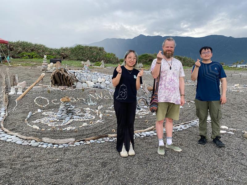 藝點心意團隊創作者楊采諭、吳耀龍與來自瑞典的疊石藝術家評審Pontus Jansson及得獎作品《海洋圓舞曲》合影，展現藝術跨國界的對話與交流。