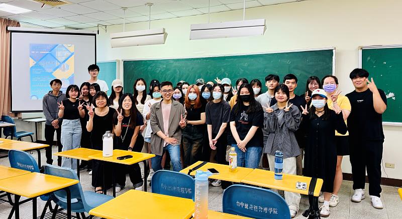 亞大社工系舉辦培力工作坊，社工系主任陳美智(前排左1)、陳巧禎(前排左2)、蘇尚庭(前排左3)社工師，和參與同學合影。