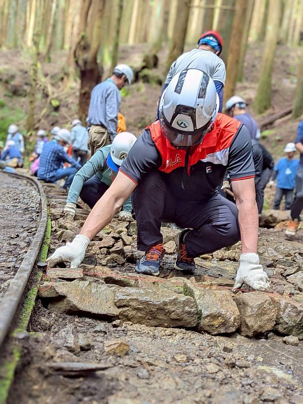 步道師指導以塊石設置步道鋪面橫擋樑