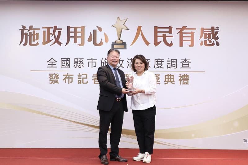 全台唯一4度蟬聯「大滿貫」！全國縣市施政滿意度調查 嘉市奪10金3銀 含金量全國第一 黃敏惠市長北上領獎