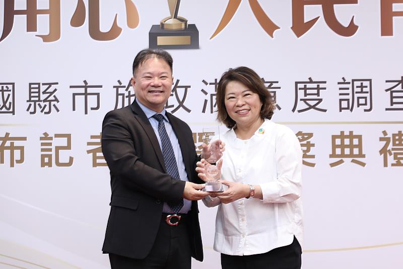 全台唯一4度蟬聯「大滿貫」！全國縣市施政滿意度調查 嘉市奪10金3銀 含金量全國第一 黃敏惠市長北上領獎