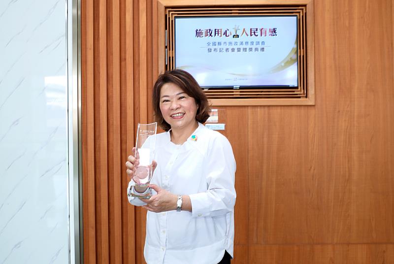 全台唯一4度蟬聯「大滿貫」！全國縣市施政滿意度調查 嘉市奪10金3銀 含金量全國第一 黃敏惠市長北上領獎