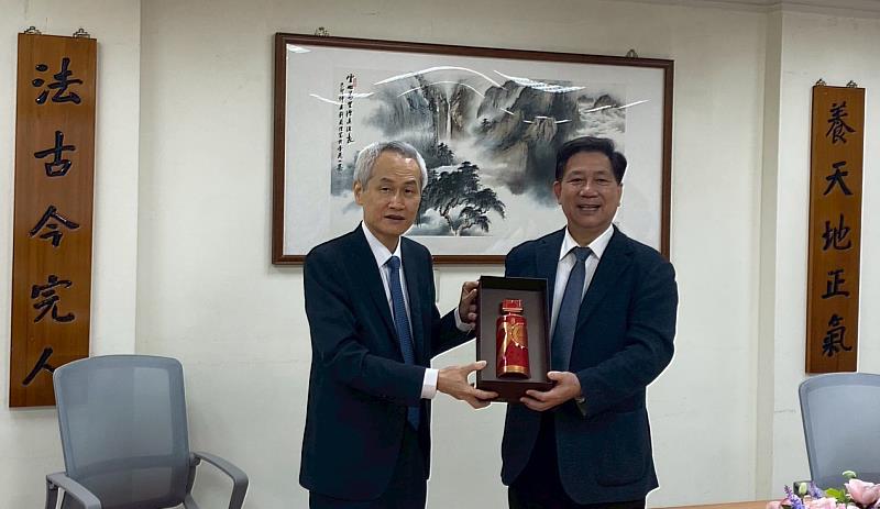 圖二、東吳大學詹乾隆校長致贈校酒春風釀予考試院周弘憲院長