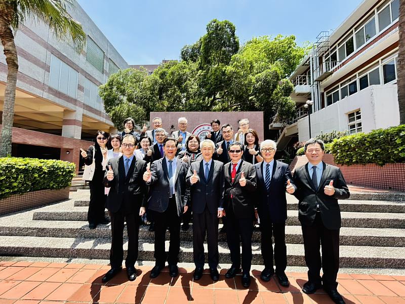 圖一、考試院院長暨院部會長官蒞臨東吳大學於校徽牆前合照。