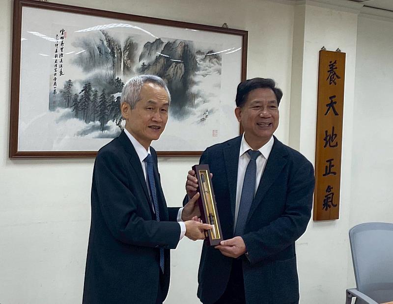 圖三、考試院周弘憲院長致贈典榜筆於東吳大學詹乾隆校長