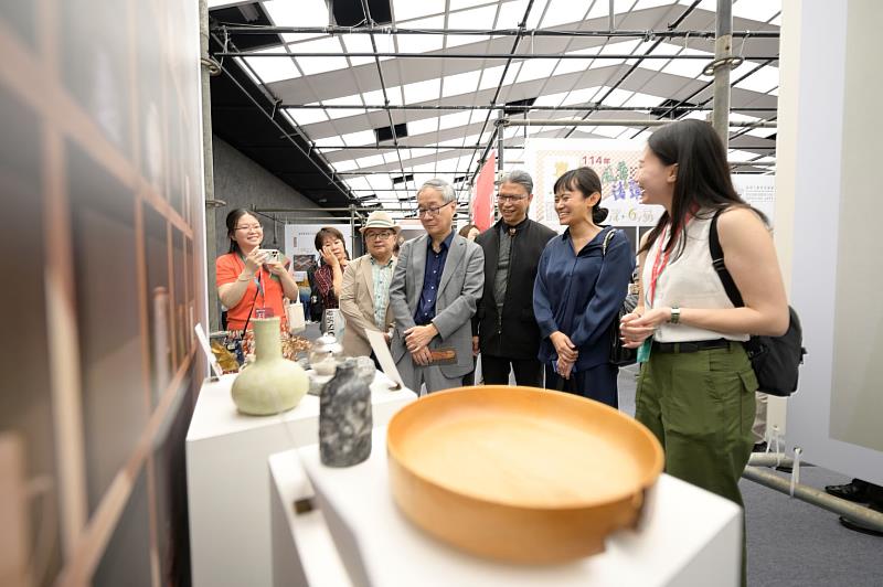 文化部長李遠（右4）、工藝中心主任陳殿禮（右3）參觀一日亮點展區