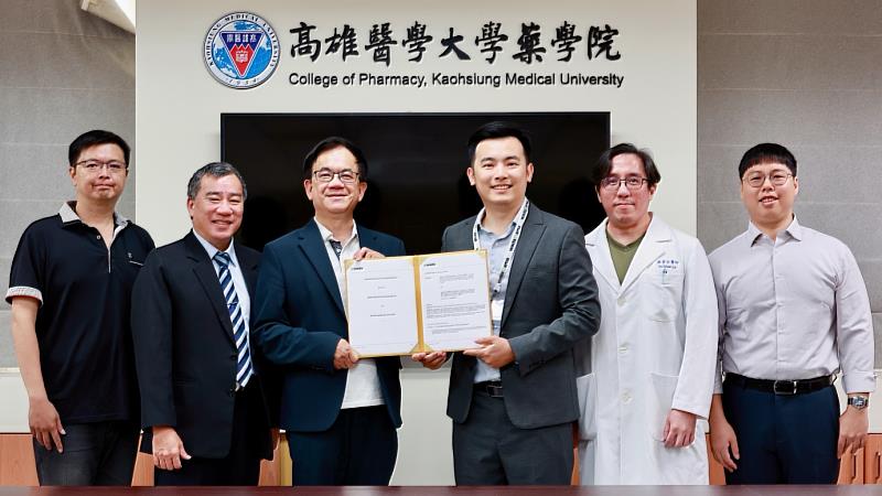 高醫大藥學院研究團隊獲WADA科研補助（左起藥學系張訓碩系主任、張芳榮產學長、楊世群院長、張值維研究主持人、林育全醫師、陳政嘉博士生）