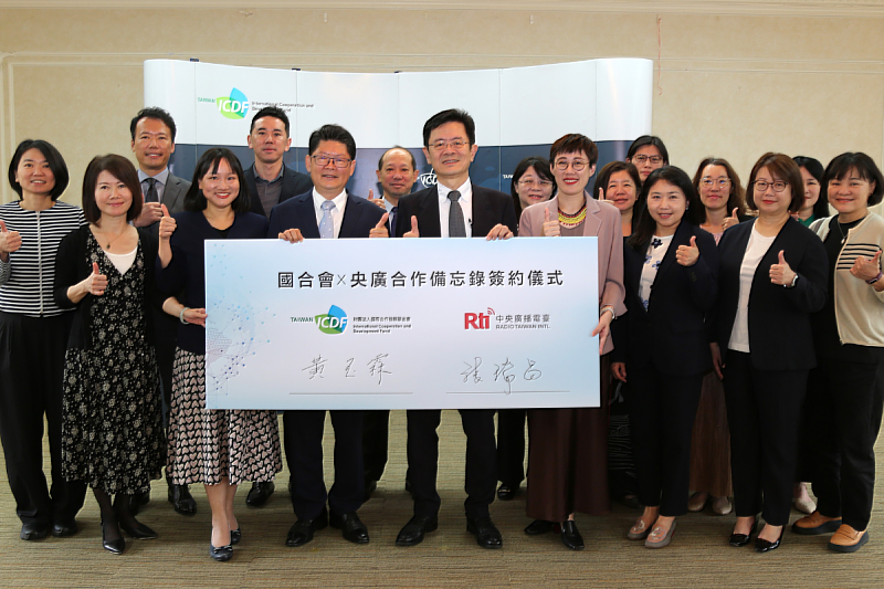 簽約儀式完成後雙方合影