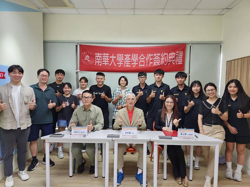 南華大學高俊雄校長(前排中)與威盈股份有限公司黃上慧行經理(前排右)以及鮮奇樂整合行銷有限公司趙思行執行長(前排左)簽署產學合作，並與運動學程運動防護團隊師生合影。