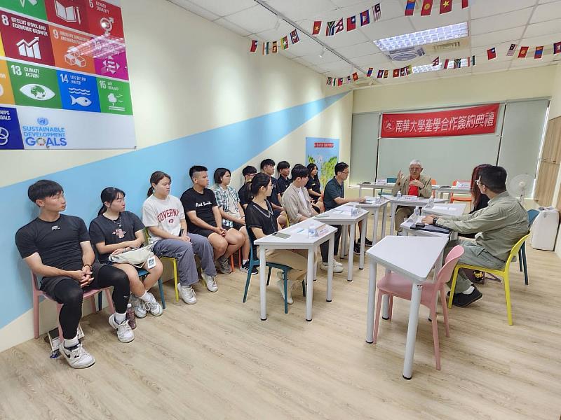 南華大學高俊雄校長與威盈股份有限公司及鮮奇樂整合行銷進行交流，說明針對運動防護發展的相關規劃。
