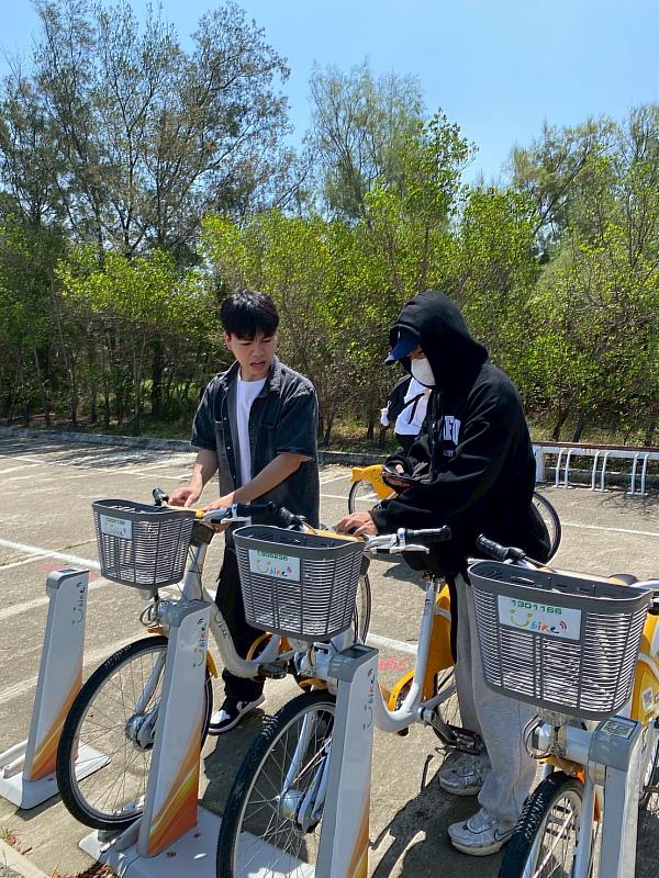 本國生與外籍生互相學習租借Ubike
