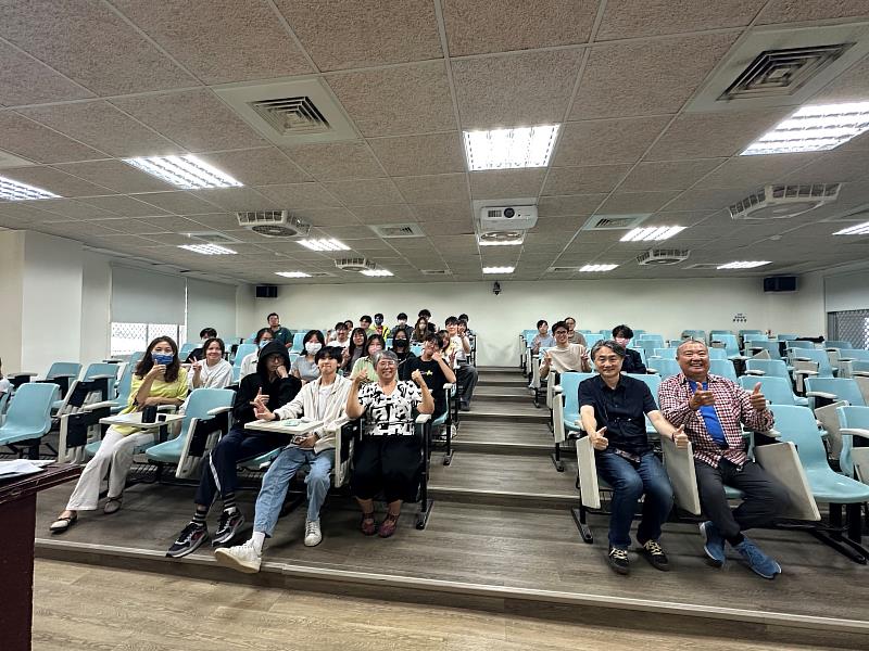 創媒院執行USR計畫，邀請土城國小退休教師陳淑英(前排右3)蒞校分享實作經驗