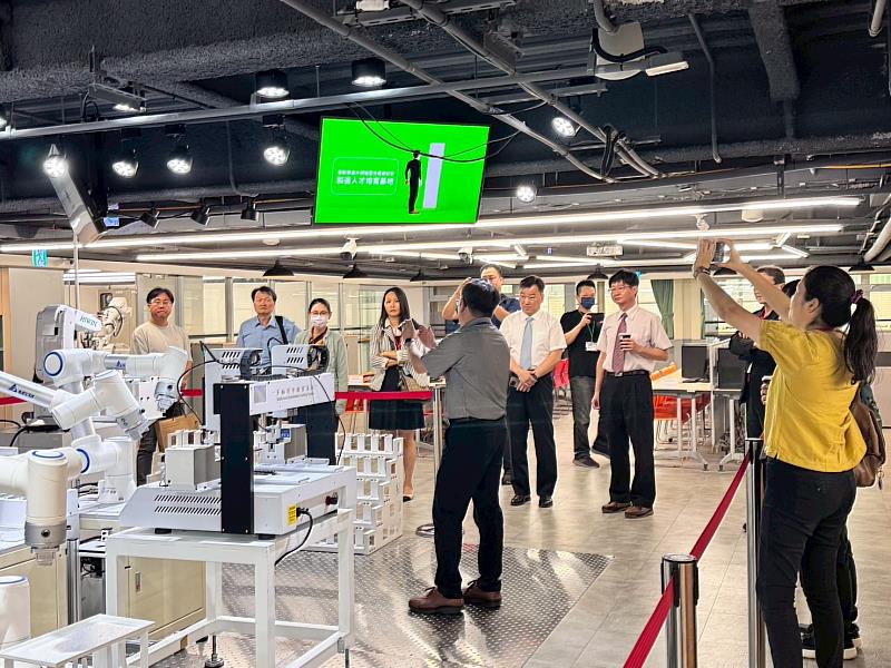 崑大帶領新化高中參訪電動車基地