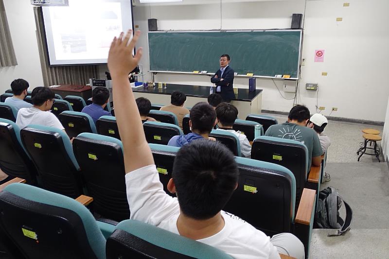 臺大劉雅瑄教授為南大師生深入分析國際負碳技術應用案例，並與在場師生互動問答