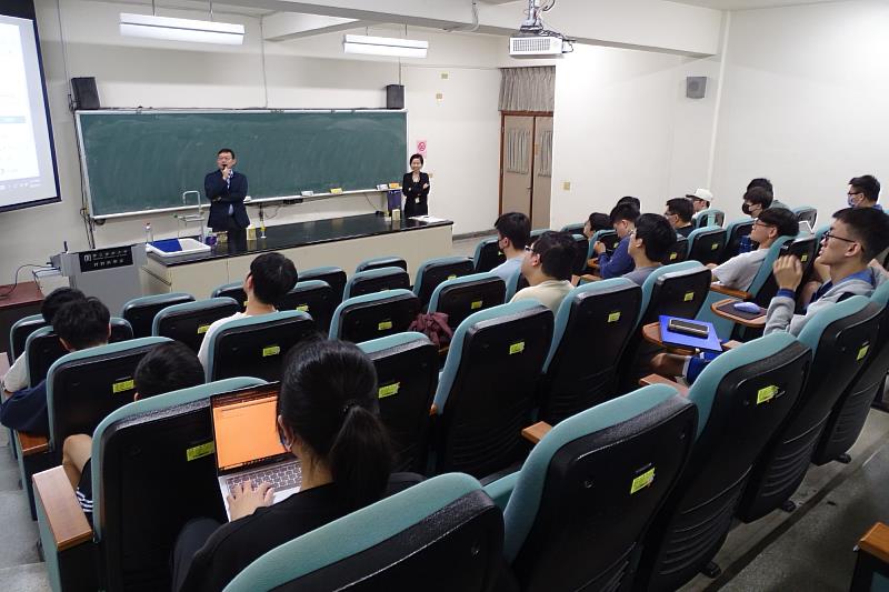南大材料系邀請臺大地質科學系劉雅瑄教授，以「淨零，我們該怎麼做」為題，深入解析負碳技術的發展與應用。