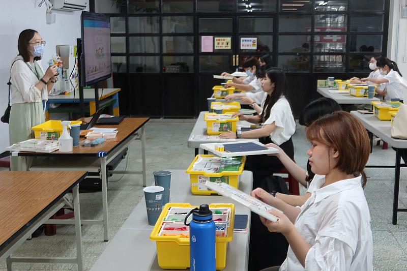 南大師資生前往石門國小進行觀議課與程式機器人實作教學