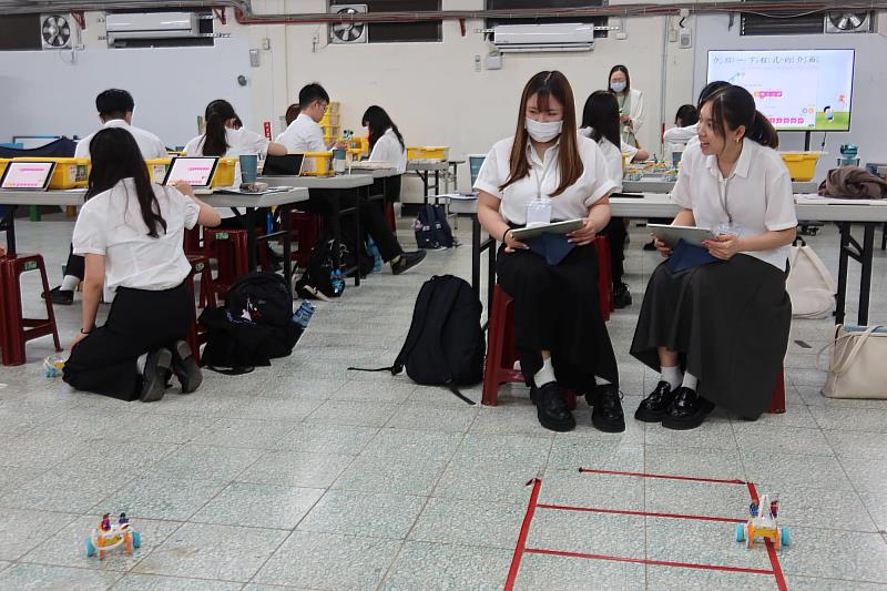 南大師資生透過體驗式課程,感受新興科技融入教育的趨勢