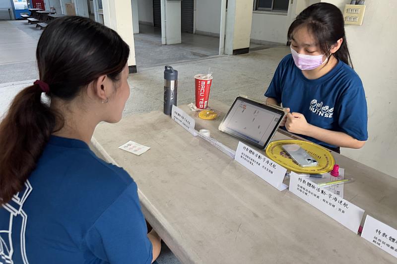 南大特教體驗活動請參與者看平板電腦中飄移的部件組成一句子，接著再進行閱讀唸出用生僻字構成的一句話，體驗學習障礙者在文字辨識及注意力、記憶、理解等容易遇到的困境
