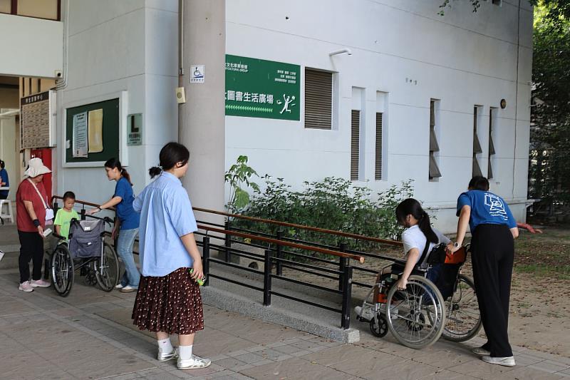南大特教體驗活動請參與者實際操作輪椅，在上下坡與狹小空間中移動，體驗肢體障礙者在行動中的限制與不便