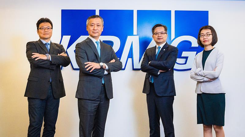 KPMG安侯建業成立啟動「躍動大南方資產創新平台」，主席陳俊光(左二)、執行長施威銘(左三)率金融服務產業協同主持人陳世雄(左一)、亞太業務發展中心協同主持人廖月波(右一)等專業團隊，共同攜手在地與海外企業，創新南方產業生態圈。