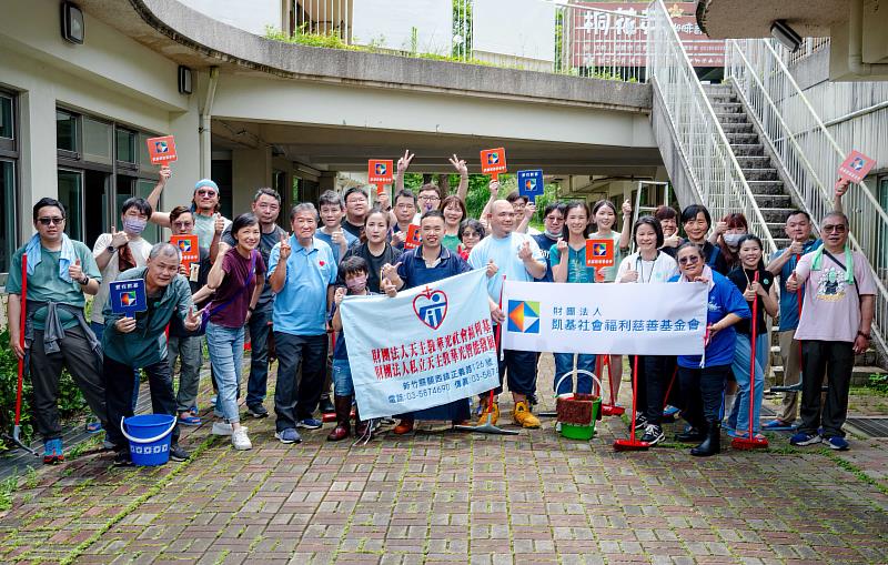 凱基慈善基金會執行長曾錦隆（前排左三）與凱基證券同仁協助身心障礙院生改善生活環境，傳遞愛的力量。
