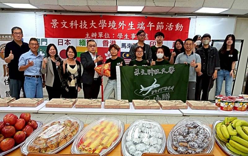 景文科大僑生呷粽縫香包歡度安康端午佳節。