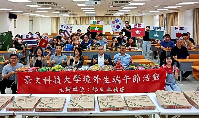 景文科大僑生呷粽縫香包歡度安康端午佳節。